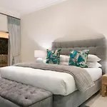 Luxury Serviced Mountain Villa In Constantia